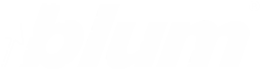 Bíle logo našeho partnera pro nábytek "Blum".